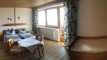 2 bedrooms, laptop workspace, free cots/infant beds, free WiFi