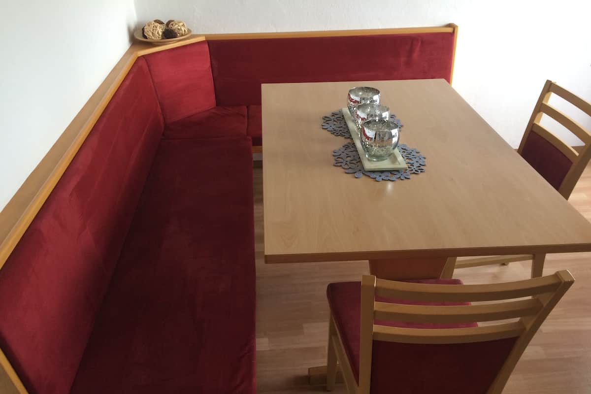 Apartment, 2 Bedrooms, Balcony, Mountain View | In-room dining