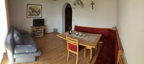 Appartement, 2 chambres, balcon, vue sur la montagne | Aire de séjour | Téléviseur à écran plat