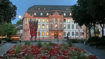 Bagian depan properti - sore/malam