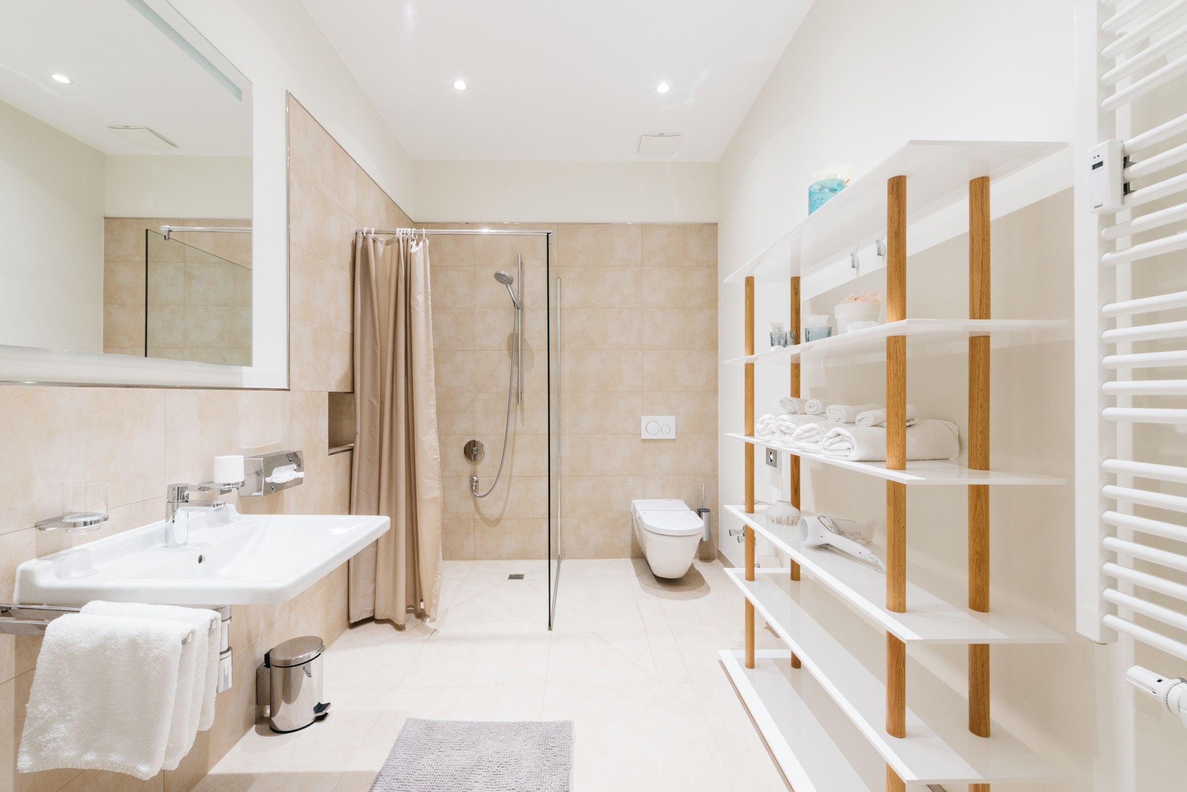 Douche cascade, articles de toilette écologiques, séchoir à cheveux