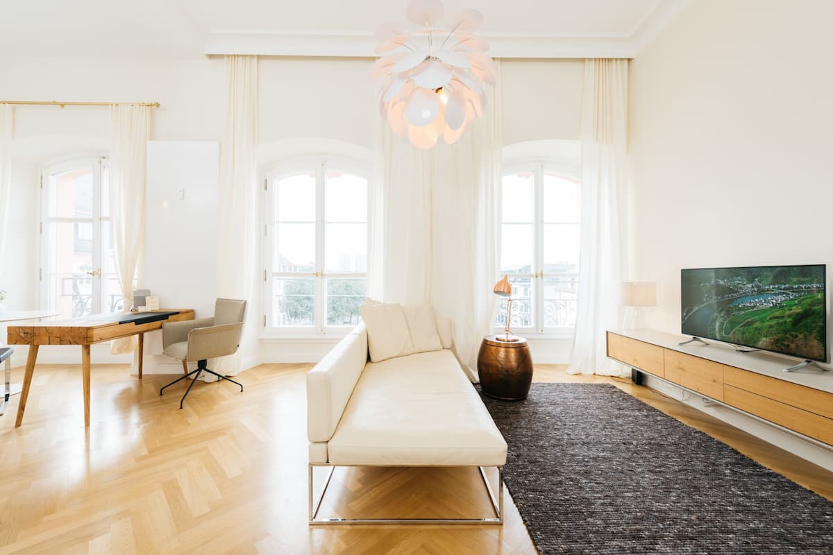 Prestige Suite | Living area | Flat-screen TV, pay movies