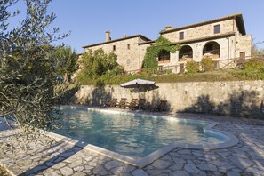 Piscina externa sazonal, guarda-sóis, espreguiçadeiras