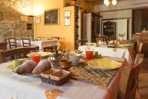 Breakfast and dinner served, Italian cuisine