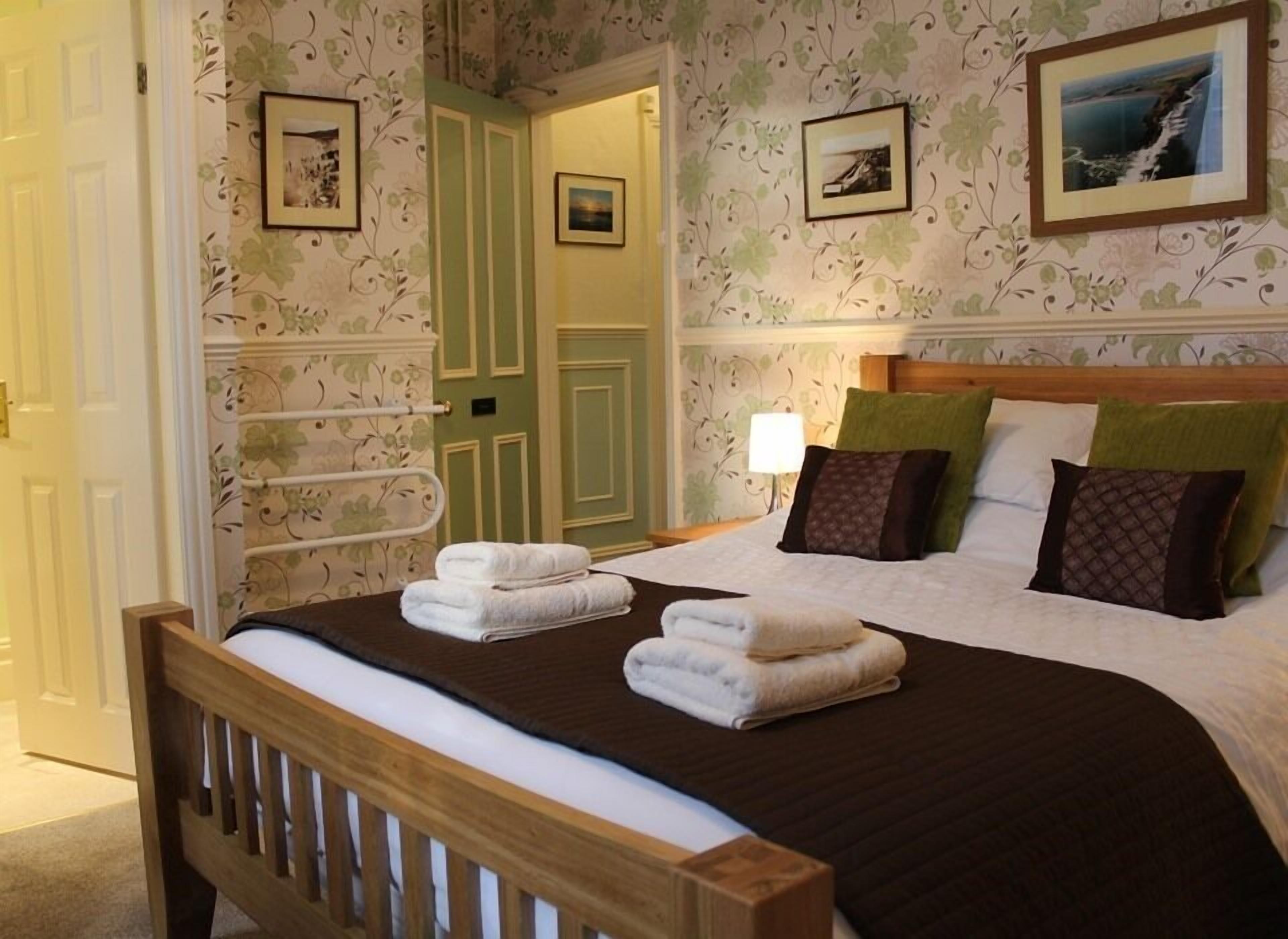 Habitación doble Confort, baño en la habitación (Anne) | Ropa de cama de alta calidad, camas con efecto memoria y wifi 