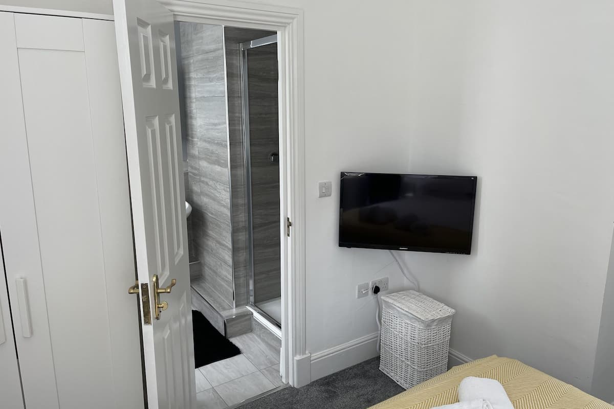 Ático ejecutivo, baño privado, vistas al jardín ((51)) | 2 dormitorios, ropa de cama de alta calidad, sistema de insonorización