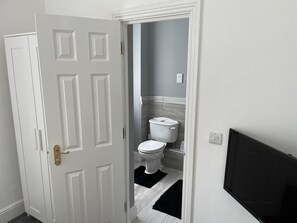 Executive Penthouse, Ensuite, Garden View ((51)) | Bathroom | Separate tub and shower, towels, toilet paper - St Andrews Apartments (Maidstone)