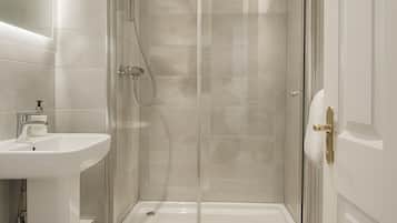 Departamento de lujo, baño en la habitación ((35)) | Ropa de cama de alta calidad y insonorización