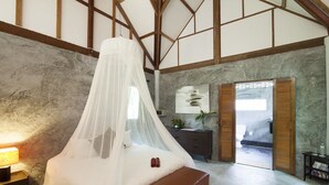 Un dormitorio con cama, mesita de noche y velador.
