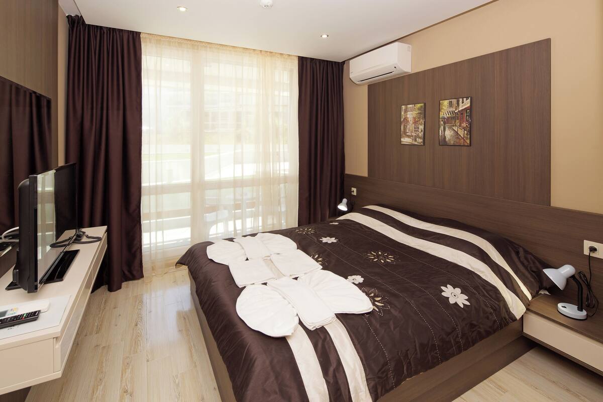 Een bureau, gratis babybedden, extra bedden, gratis wifi