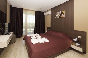 Desk, free cribs/infant beds, rollaway beds, free WiFi - Paradiso Apartcomplex (Nessebar)