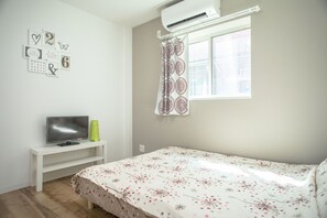 Quarto casal básico, 1 cama de casal | Wi-Fi de cortesia, roupa de cama