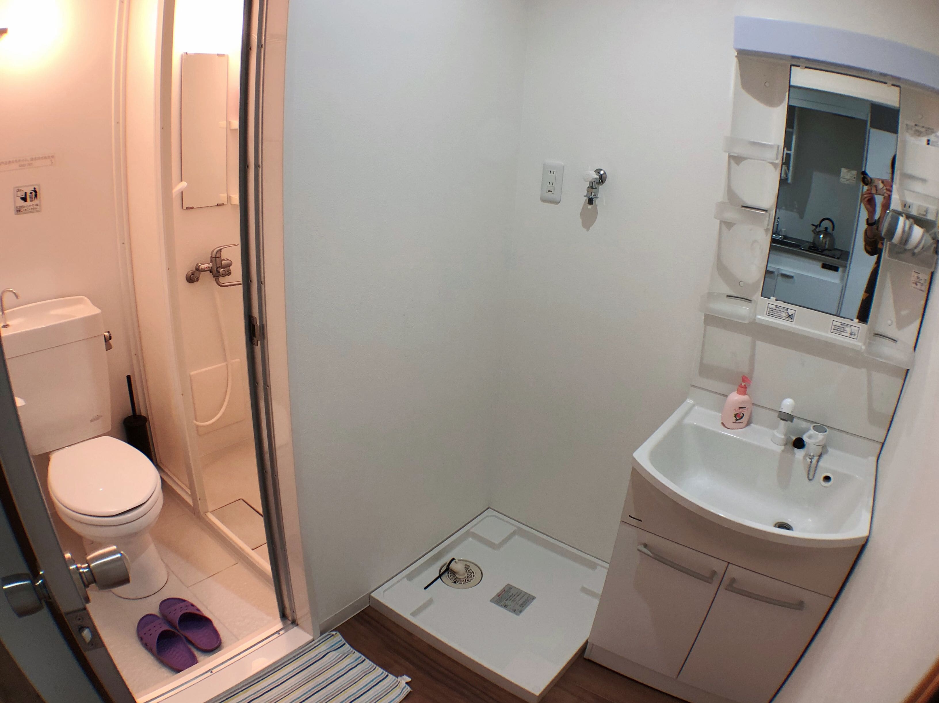 Basic Triple Room | Bathroom | Shower, free toiletries, hair dryer, shampoo
