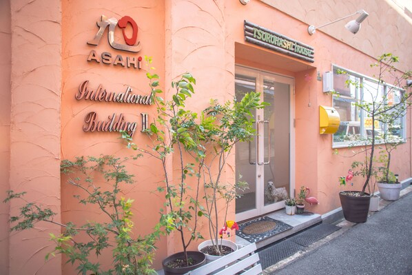 A building with signage for "Asahi International Building II" and "TSURUSHASHI HOUSE".