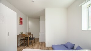 Une chambre à coucher avec un lit, un bureau et une chaise.