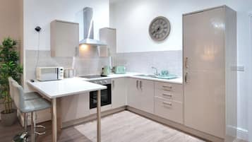 Refrigerador con freezer, microondas, horno, placa de cocina