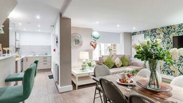 Departamento Deluxe, 3 habitaciones | Área de sala de estar | Televisión de pantalla plana