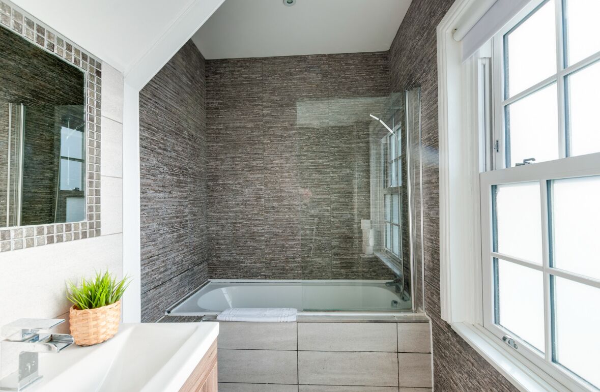 Apartamento luxo, 3 quartos | Banheiro | Secador de cabelo, toalhas de banho, papel higiênico 