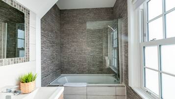 Apartamento luxo, 3 quartos | Banheiro | Secador de cabelo, toalhas de banho, papel higiênico