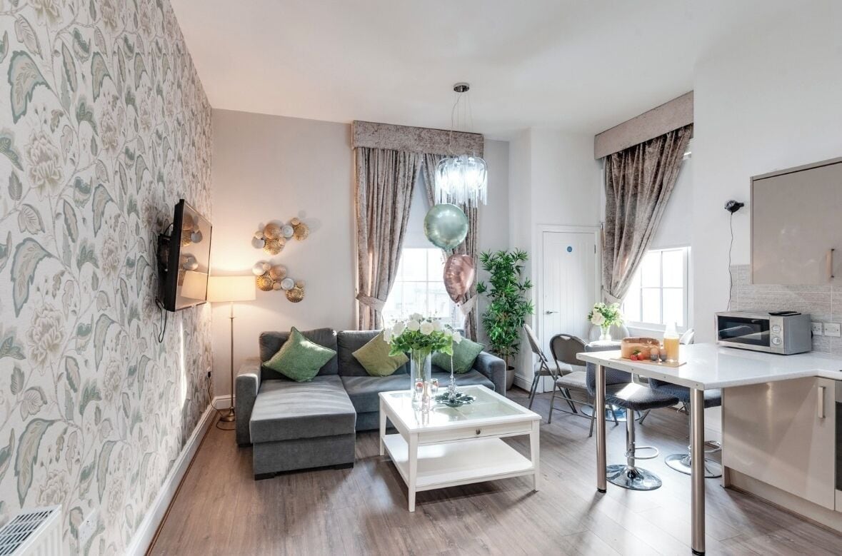 Apartamento luxo, 2 quartos | Área de estar | TV de tela plana