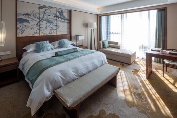 Deluxe-Doppelzimmer, Gartenblick | Minibar, Zimmersafe, Schreibtisch, Verdunkelungsvorhänge