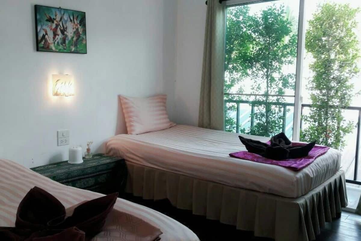 Standard Twin Room with Fan, Window, and Shared-bathroom | Free WiFi