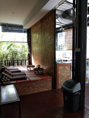 Lobby sitting area - Decho Hostel (Koh Lipe)