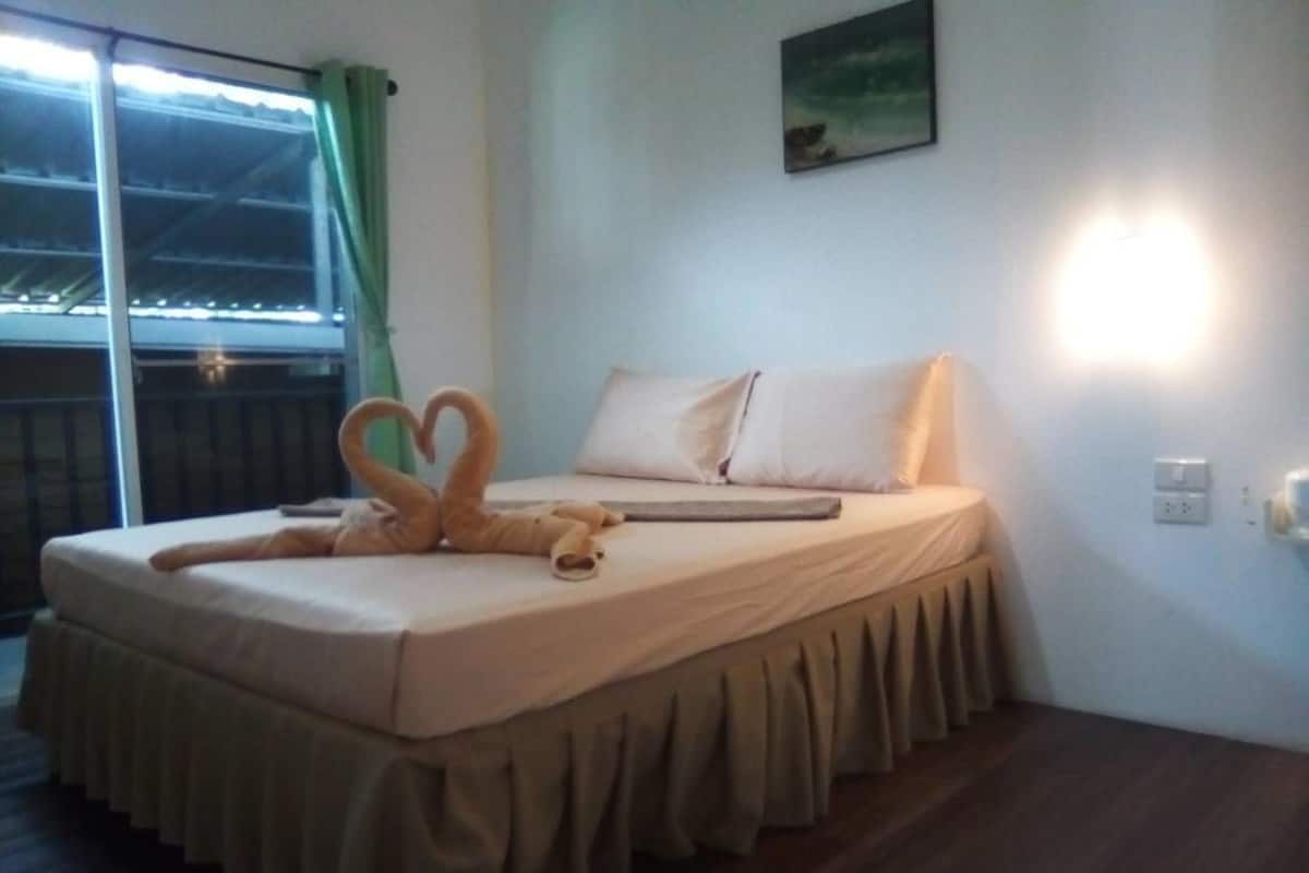 Standard Double Room with Fan, Window, and Shared-bathroom | Free WiFi