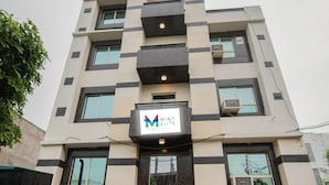 Un edificio moderno con un letrero que dice "Mint Elite".