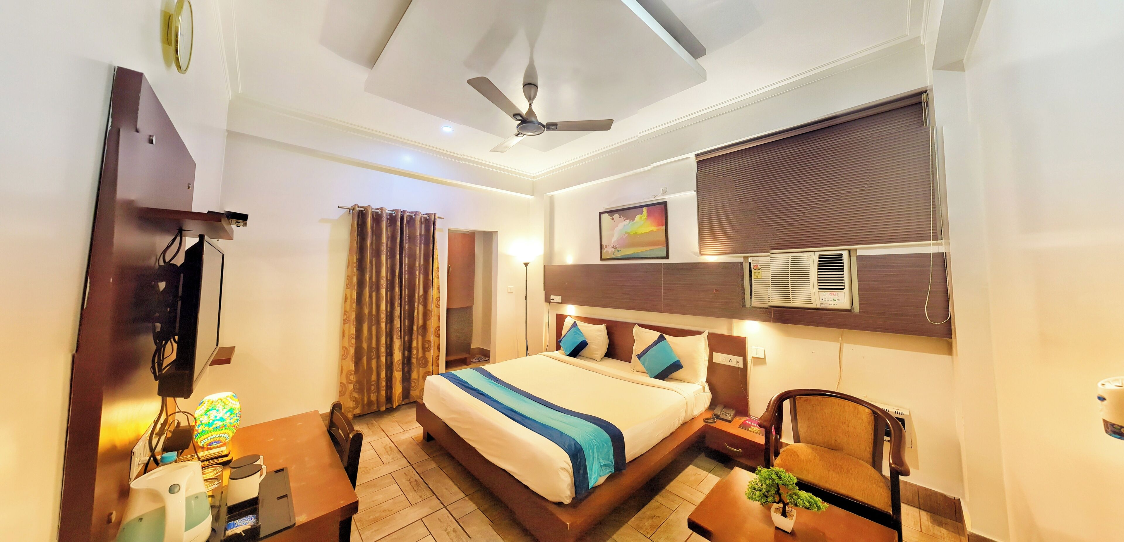 Escritorio, tabla de planchar con plancha, wifi gratis