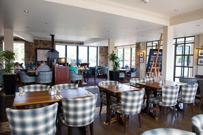 Lunch and dinner served, British cuisine - Gwesty Links Hotel (Llandudno)