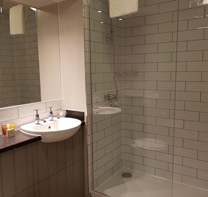 Kostenlose Toilettenartikel, Haartrockner, Handtücher