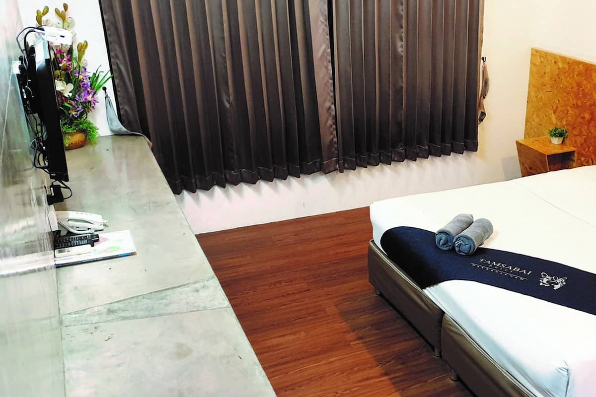 Standard Double Room | 1 bedroom, desk, laptop workspace, blackout drapes