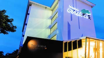 A modern building with a prominent sign for 'Tamsabai'.