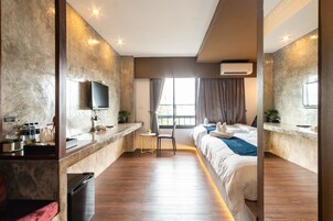 1 habitación, escritorio y espacio para trabajar con laptop 