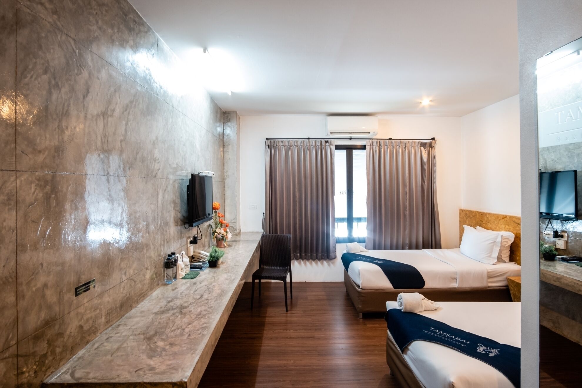 1 habitación, escritorio y espacio para trabajar con laptop 