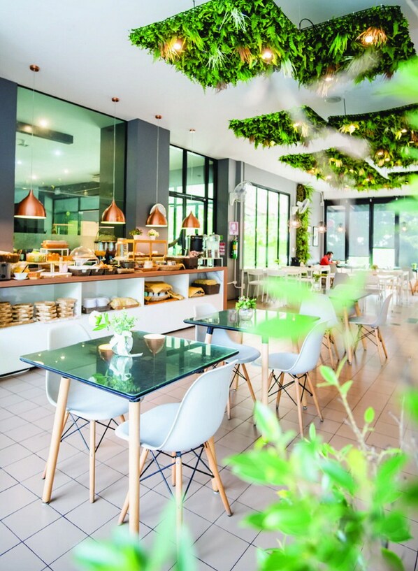 Desayuno con opciones de la cocina local incluido todos los días 