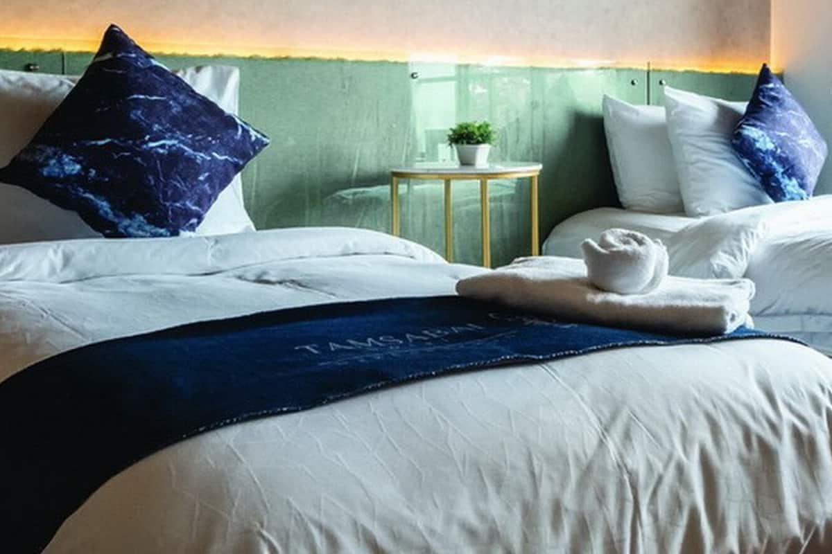 Deluxe Twin Room | 1 bedroom, desk, laptop workspace, blackout drapes