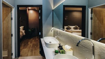 Studio Suite, 2 Bedrooms, Non Smoking | Bathroom | Shower, free toiletries, towels, soap