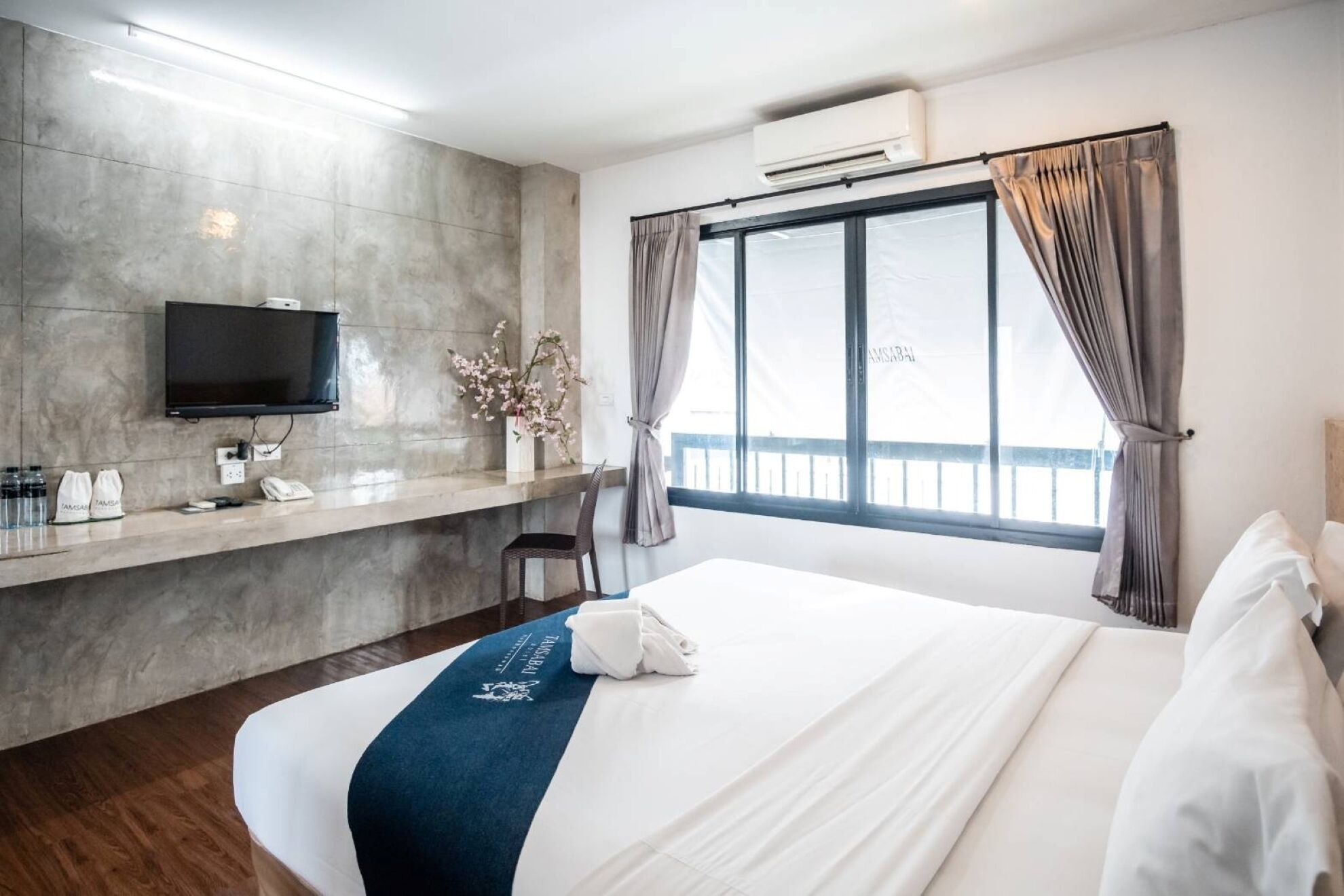 1 habitación, escritorio y espacio para trabajar con laptop 