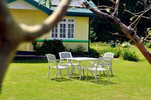 Outdoor dining - Chelthnam Bungalow (Nuwara Eliya)