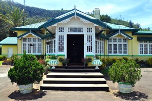 Front of property - Chelthnam Bungalow (Nuwara Eliya)