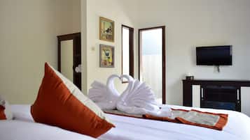 Escritorio, tabla de planchar con plancha, wifi gratis y ropa de cama