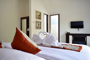 Habitación doble | Escritorio, tabla de planchar con plancha, wifi gratis y ropa de cama