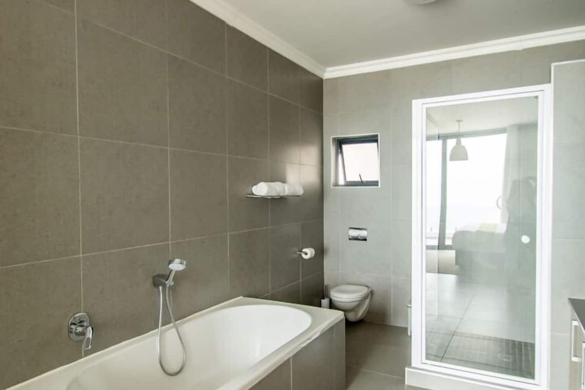 exclusive penthouse | bathroom | free toiletries, hair dryer, towels, soap