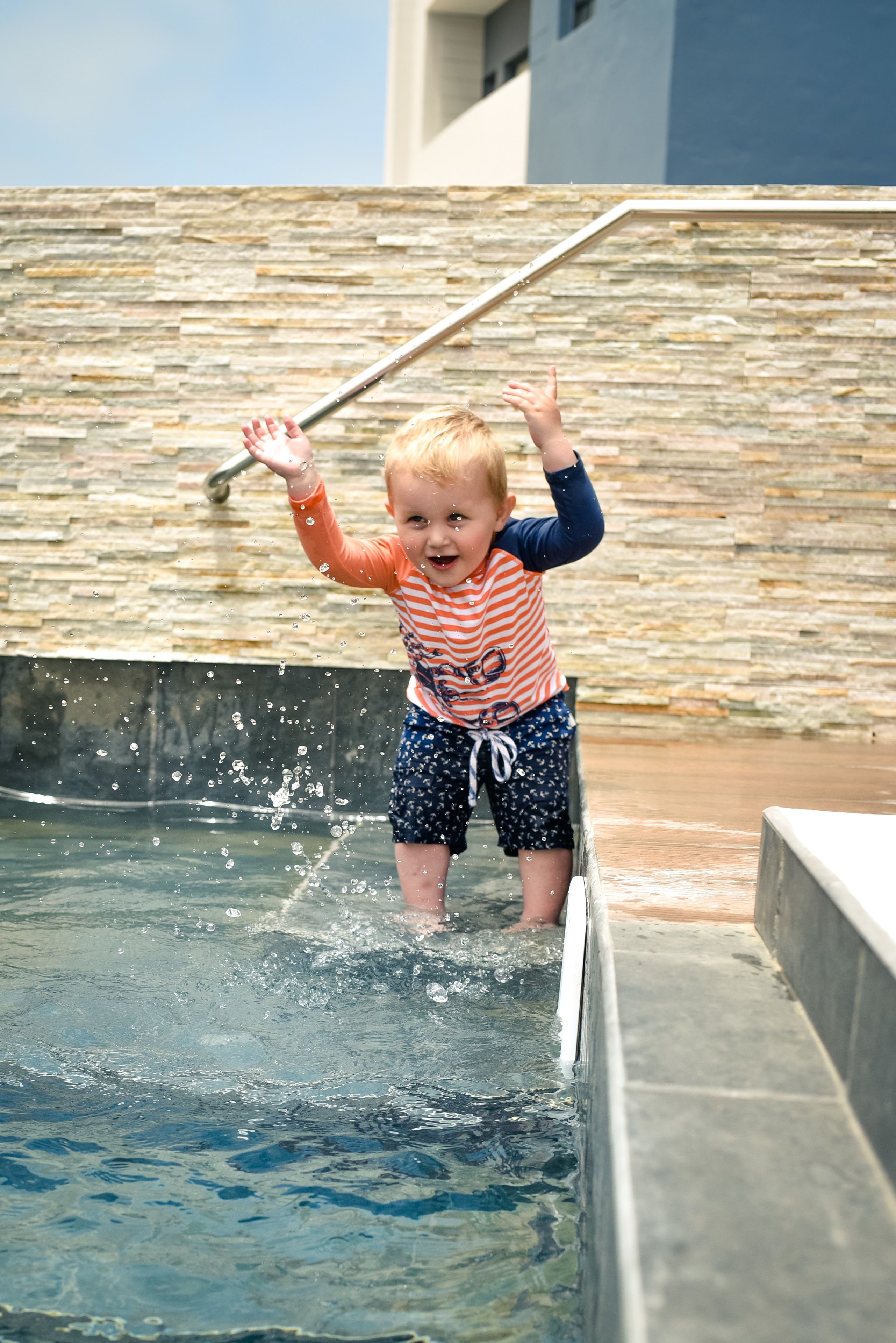 Ulkouima-allas, aurinkotuoleja