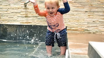 Piscine extérieure, chaises longues