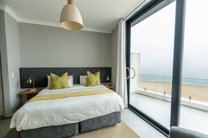 Ropa de cama hipoalergénica y caja de seguridad en la habitación 