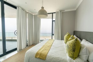 Ropa de cama hipoalergénica y caja de seguridad en la habitación