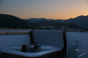Outdoor spa tub